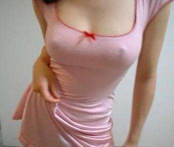 Je suis une obsédée de la baise et je voudrai me faire prendre d'assaut ma jolie chatte
