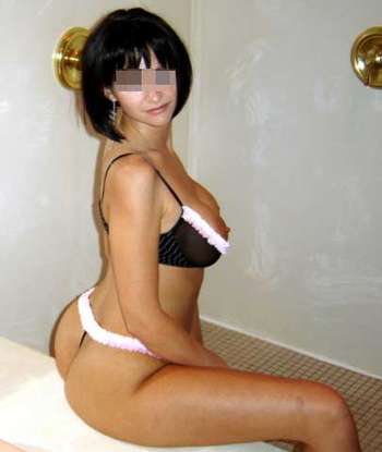 Femme superbe qui souhaite se faire baiser la teuch et enculer sur Arles